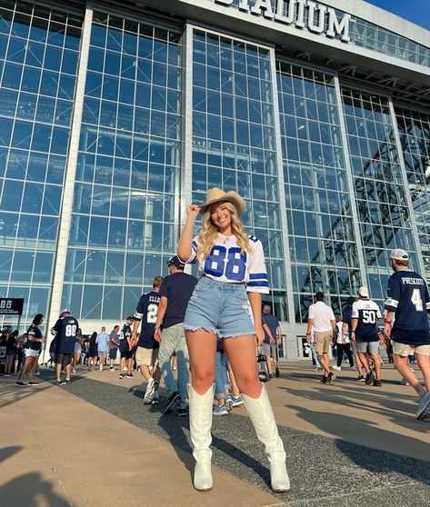 Dallas Cowboy Game Outfit, Game Day Photo Ideas, Cowboy Theme Football Game Outfit, Texans Game Outfit Women, Cowboys Jersey Outfit, Cowboys Game Outfit, Nfl Outfit Ideas Woman, Nfl Wife Outfits, Saints Game Day Outfit