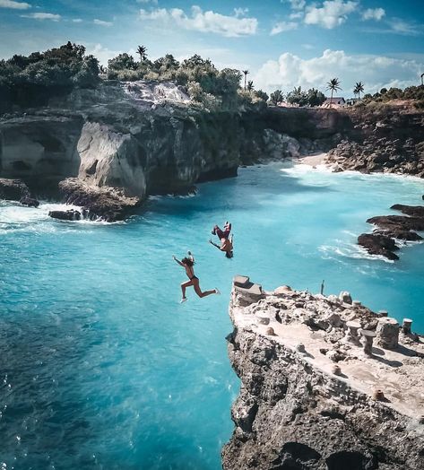 Cliff Jumping in Nusa Ceningan island 🌊🌊🌊 Photograph @nickpescetto @giuliacalcaterra ➖➖➖➖ Nusa Ceningan Island is the smallest among Bali’s… Nusa Ceningan, Cliff Jumping, Cliff Diving, Disney Instagram, Ulsan, Landscape Illustration, Bali Travel, Blue Water, Beach Club