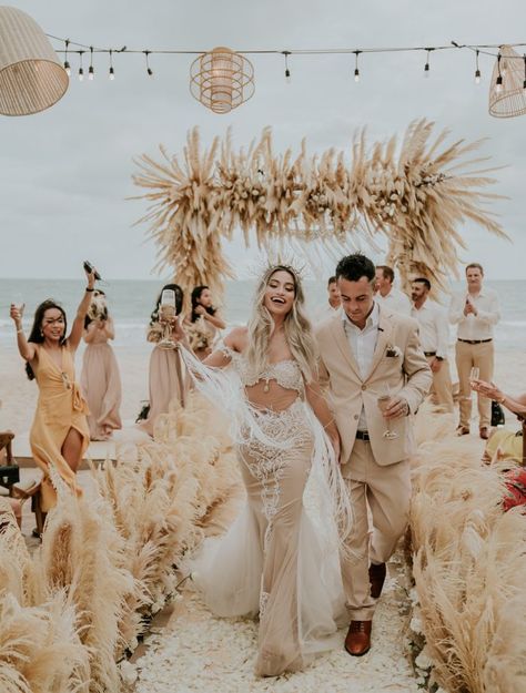 Small Boho Beach Wedding, Beach Wedding Altar, Wedding Cabo, Dream Beach Wedding, Hipster Wedding, Boho Beach Wedding, Grass Wedding, Beach Wedding Inspiration, Wedding Beach Ceremony