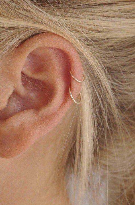 Helix And Cartilage Piercing, Low Helix Earrings, Cartledge Piercing Ideas Hoop, Cartilage Piercings Ideas, Double Hoop Cartilage Piercing, High Helix Piercing Hoop, Simple Helix Piercing, Helix Percinings Ideas, Ear Piercings Helix Hoop