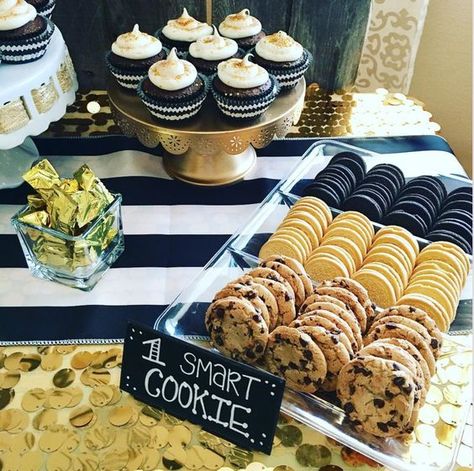 30+ Awe-Inspiring Graduation Party ideas and inspirations for your 2019 Graduate - Hike n Dip Graduation Bbq, High School Graduation Party Decorations, College Grad Party, Graduation Food, Graduation Dinner, Senior Graduation Party, Graduation Party Foods, Graduation Party High, Graduation Party Diy