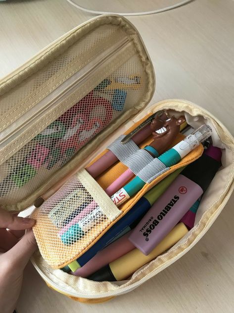 Studying Stationary, Stationery Obsession, School Bag Essentials, Cute School Stationary, Inside My Bag, Study Stationery, Handbag Essentials, Stabilo Boss, Stationary School