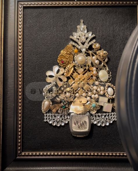 A Frame Christmas, Antique Holiday Decor, Christmas Tree Wall Hanging, Jewelry Collage, Christmas Tree Handmade, Collage Christmas, Wall Hanging Christmas, Tree Handmade, How To Make Christmas Tree