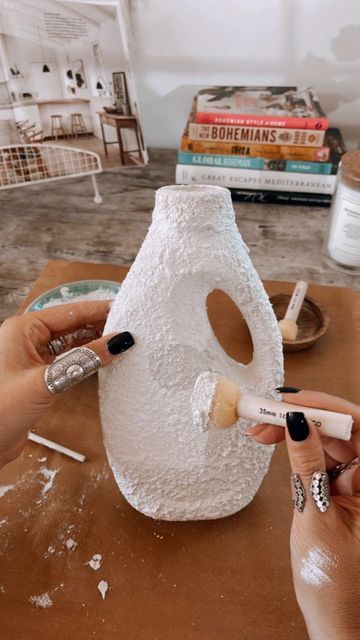 Boho Vases Diy, Diy Boho Vase, Vase Upcycling, Detergent Bottle Crafts, Laundry Detergent Bottle, Softener Bottle, Laundry Detergent Container, Diy Detergent, Downy Fabric Softener