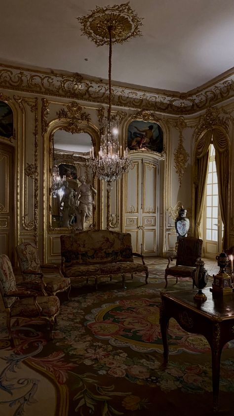 Museum royal room aesthetic Royal Room Aesthetic, Dream Sleepover, Palace Room, Noble Aesthetic, Fancy Interior, Aesthetic Clips, Royal Room, Haunted Mansion Disneyland, Time Aesthetic