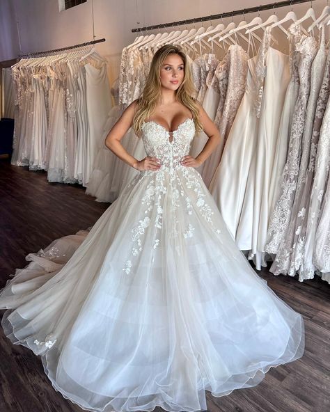 Sweetheart Neckline Ball Gown Wedding Dress, Wedding Dress Ball Gown Sweetheart, Poofy Wedding Dress No Sleeves, Wedding Dresses Strapless Corset, White Wedding Dress Strapless, Lace Corset Top Wedding Dress, Ballgown Wedding Dress With Train, Lace Wedding Dress Poofy, Beach Ball Gown Wedding Dress