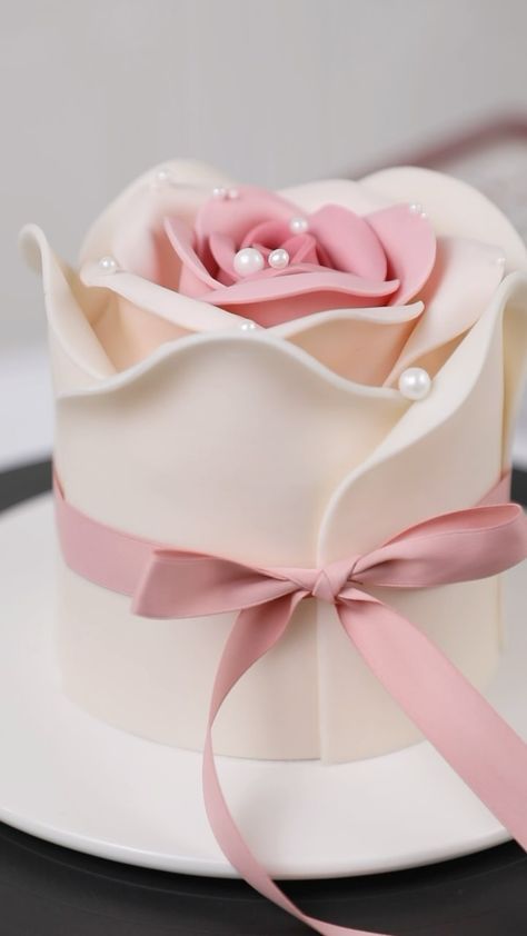 Flori Fondant, Cupcakes Design, Fondant Cake Designs, Fondant Rose, Luxury Cake, Elegant Birthday Cakes, Cake Decorating Piping, Mini Cakes Birthday, Valentines Day Cakes