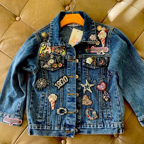 Brand New With Tags Customized And Embellished Super Cute Diy Jean Jacket Patches, Jean Jacket With Pins, Jean Jacket Painted, Jean Jacket With Patches, Denim Jacket With Patches, Pins On Denim Jacket, Embellished Jean Jacket, Clothes Painting, Upcycle Denim