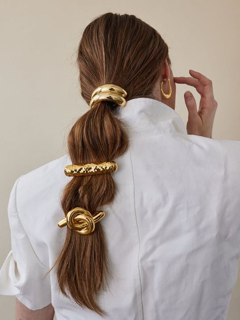 Geometric Arch, Hair In A Ponytail, A Ponytail, Hair Rings, Elastic Hair Ties, Design Geometric, Vintage Mode, Metallic Hair, Scrunchie Hairstyles