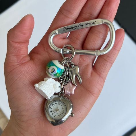 Thriving On Chaos Charm Carabiner – Gemini Jewels Key Rings Aesthetic, Key Charms Keychains, Cute Carabiner, Useful Accessories, Carabiner Outfit, Carabiner Keys, Beaded Carabiner, Carabiner Keychain Aesthetic, Gemini Jewels