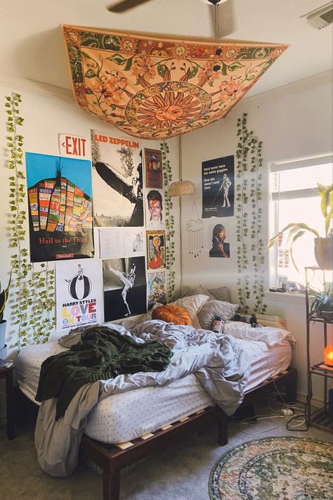 teenage girl room aesthetic girl room idea bedroom aesthetic Teenage Girl Room Aesthetic, Teenage Girl Bedrooms Aesthetic, Girl Room Aesthetic, Bedroom Cartoon, Artistic Room, Idea Bedroom, Teenage Girl Room, Tv Head, Head Board