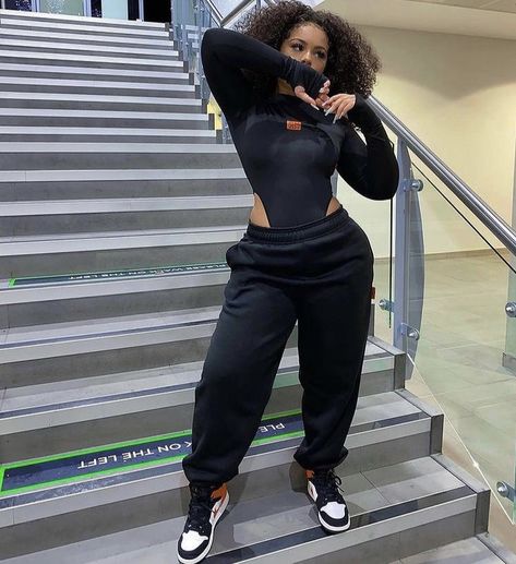 Bodysuit And Sweatpants Outfit, Sweat Pants Outfit Baddie, Sweat Pants Outfit, Black Joggers Outfit, Jogging Adidas, Joggers Outfit Women, Cute Sweatpants Outfit, Cute Sporty Outfits, Outfit Baddie