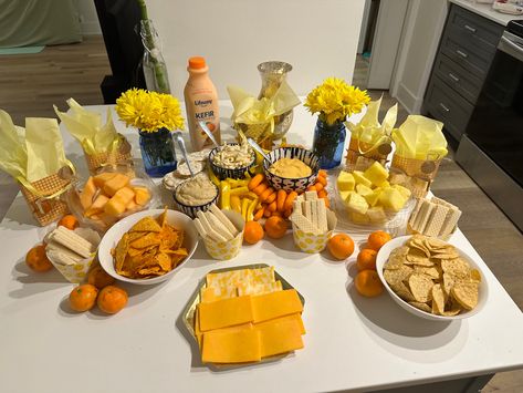 Foods that are yellow for a color party Color Party Orange Food, Color Party Yellow Snacks, Gold Snacks For Color Party, Yellow Snack Board, Yellow Food Board Ideas, Yellow Theme Food, Color Party Ideas For Adults Yellow, Orange Color Party Food Ideas, Colour Party Food Boards