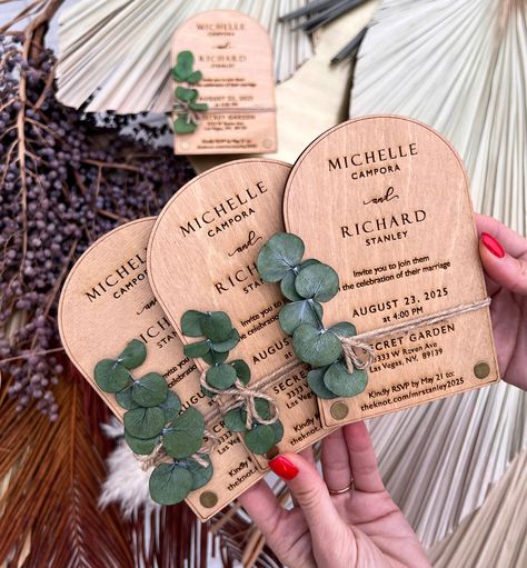 Wedding Invitations Arch, Arch Greenery, Rustic Wood Wedding Invitations, Wooden Wedding Invitations, Wood Wedding Invitations, Wood Invitation, Rustic Wedding Invitations, Feuille Eucalyptus, Tropical Wedding Invitations