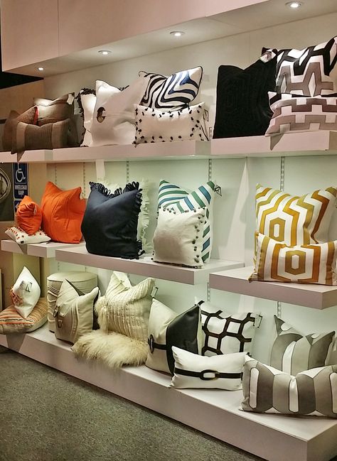 Throw Pillow Display Ideas, Pillow Store Display, Furniture Display Ideas, Pillow Display Retail, Cushion Display Ideas, Home Decor Store Display, Showroom Display Ideas, Cushions Display, Cushion Design Ideas