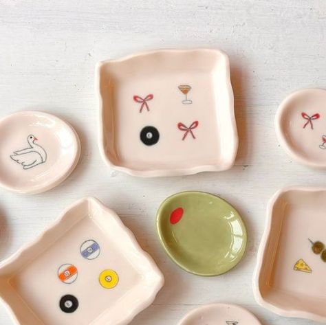 Pottery Idea Painting, Ceramic Catch All Dish, Pottery Craft Ideas, Cute Pottery Ideas, Clay Dish Ideas, Air Dry Clay Dish, Summer Ceramics, Paint Clay, Porcelain Dishes