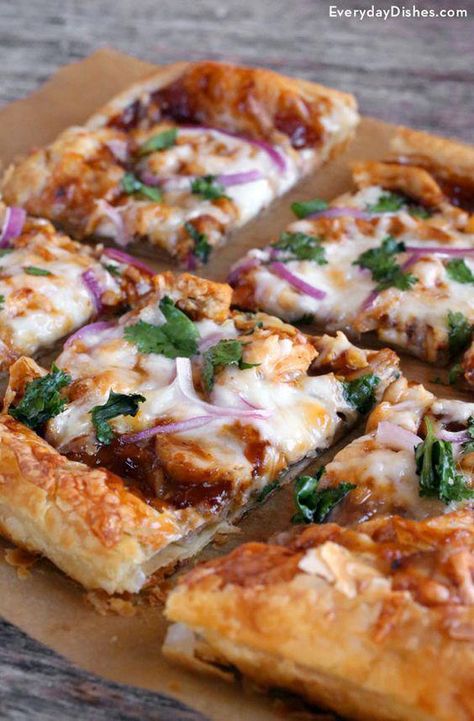 Chicken Puff Pastry, Chicken Puff, Spicy Bbq Sauce, Puff Pastry Pizza, Chicken Puffs, Pastry Pizza, Good Recipe, Puff Pastry Recipes, Chapati