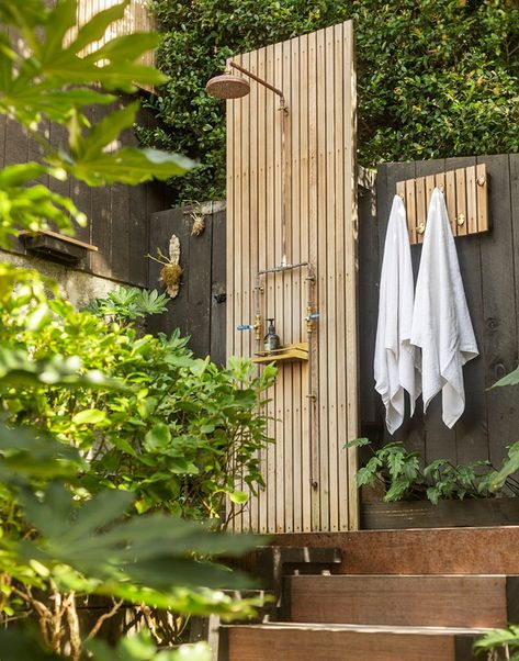 17 Amazing Copper Outdoor Shower Ideas | Making Home Outdoor Bath And Shower Ideas, Outdoor Shower Beach House, Outdoor Shower Ideas Backyards, Outdoor Shower Inspiration, Outdoor Shower Ideas, Outdoor Shower Enclosure, Organic Plant Food, Outdoorsy Couple, Backyard Dreams