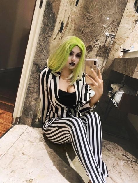 Girl Bettle Juice, Beetlejuice Costume Ideas For Women, Beetlejuice Halloween Costumes Women, Beetlejuice Female Costume, Women Beetlejuice Costume, Beetle Juice Costume Female, Warm Halloween Costume Ideas Women, Beetlejuice Costume Female, Female Beetlejuice Costume