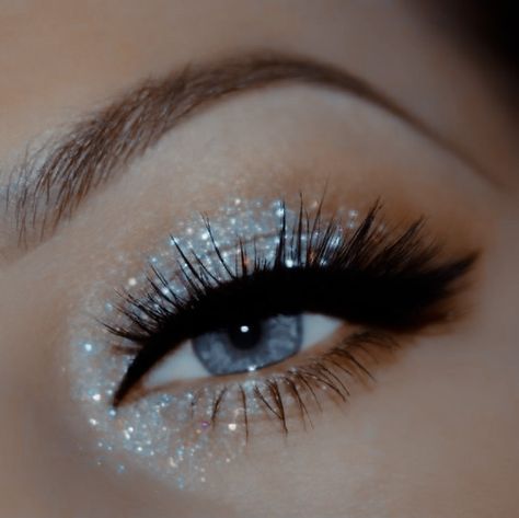 Glittery Black Eyeshadow, New Year’s Eve Makeup Glitter, Cute Makeup Looks For Homecoming, Silver Eyeliner Ideas, Grey Eyeshadow Looks Blue Eyes, Makeup Looks For A Silver Dress, Eyeshadow Ideas For White Dress, Black And Silver Glitter Makeup, Silver Glittery Eyeshadow Looks