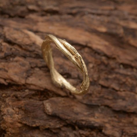 What makes this 14kt gold twisted twig band so special is the handcrafted texture of the precious metal, that resembles a tree bark, symbolizing the connection with Mother Earth. It also makes an artistic handmade gift or an unique promise and anniversary ring that will last for a lifetime. It is a limited edition original creation. Order now to guarantee availabilty, indicating ring size in the Personalization box at checkout. PRODUCT SPECIFICATIONS - Extremely strong and durable. - Handmade fr Tree Wedding Band, Tree Engagement Ring, Tree Wedding Ring, Branch Wedding Band, Ring Twisted Band, Tree Branch Ring, Earth Ring, Nature Wedding Ring, Twig Wedding Band