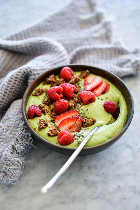 Green Smoothie Bowl with Avocado Spinach Smoothie Bowl, Spinach Avocado Smoothie, Avocado Smoothie Bowl, Green Smoothie Bowl Recipe, Raspberry Smoothie Bowl, Chia Bowl, Toast Recipe Breakfast, Avocado Recipes Breakfast, Toast Avocado