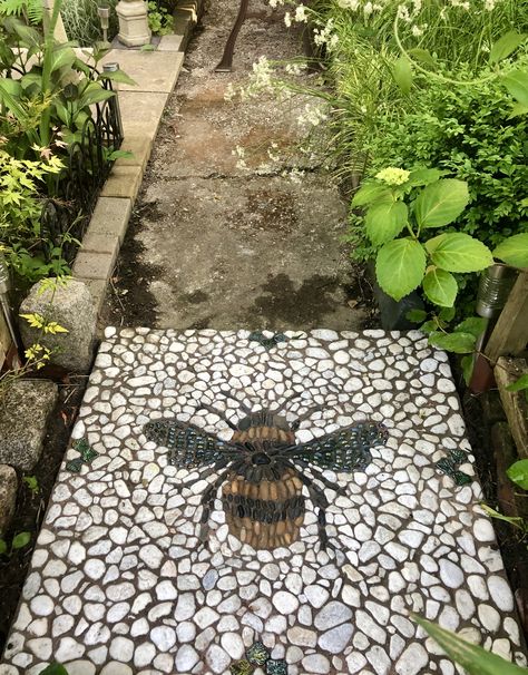 Bee Mosaic, Pebble Mosaic, Have Inspiration, Garden Yard Ideas, Mosaic Garden, Veggie Garden, Garden Cottage, Garden Crafts, Front Garden