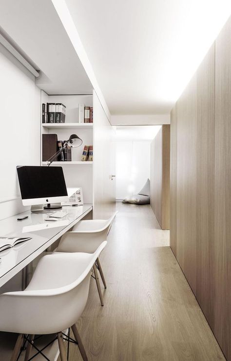 Interior Design Idea - 13 Examples Of Desks In Hallways // Soft lighting from above diffuses throughout the hallway that houses this home office. Shelves built into the sides of the office provide storage and the desk is long enough to provide work spaces for two people. Spanish Apartment, Office Shelves, Modern Appartement, Modern Apartment Design, Study Nook, Modern Home Office, Work Spaces, Diy Desk, Home Office Space