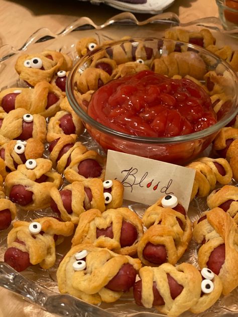 Spooky Night Snack Ideas, Halloween Work Snack Ideas, Halloween Party Small Bites, Mummy Treat Ideas, Halloween Food Ideas Breakfast, Halloween Theme Appetizers Easy, Spooky Dishes For Halloween, Hollowed Snack Ideas, Halloween Treats Baking