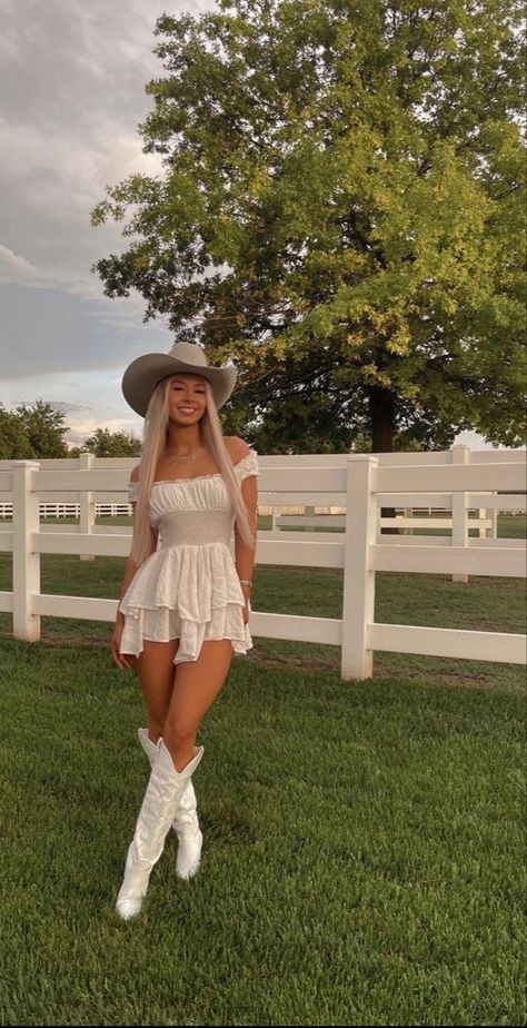 Country concert outfit Traje Cowgirl, Country Concert Outfits, Trajes Country, Cowgirl Style Outfits, Fest Outfits, Country Style Outfits, Mode Zara, Western Wear Outfits, Cute Country Outfits