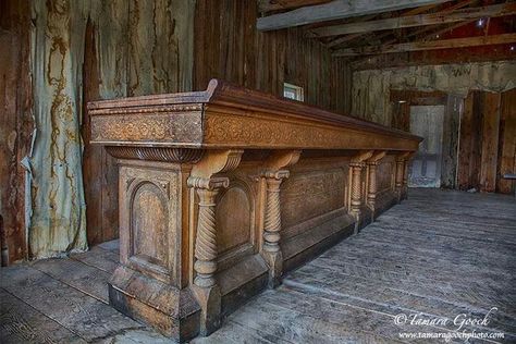 Bannack, MT. Old abandoned saloon from 125years ago Western Saloon Interior, Halloween Basement, Barn Bar, Saloon Bar, Western Saloon, Greenhouse Shed, Antique Bar, Wood Kitchen Island, Classic Bar