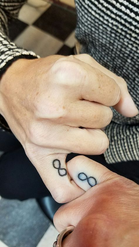 Friendship infinity pinky tattoos Matching Pinky Tattoos, Pinky Tattoos, Best Matching Tattoos, Pinky Tattoo, Matching Friend Tattoos, Cute Matching Tattoos, Tattoos Cute, Small Matching Tattoos, Couples Tattoos