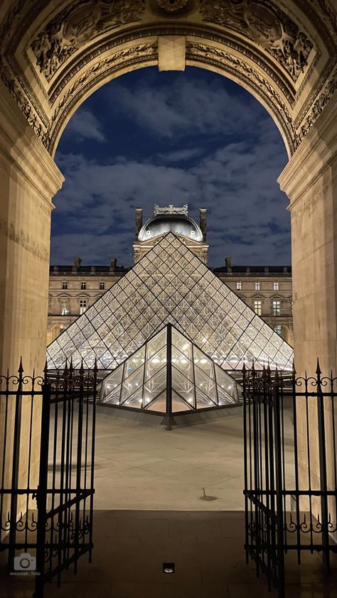 Louvre at night Paris romantic city france Paris photo idea Paris Aesthetic Louvre, Paris Asthetics Photos, Photo Paris Instagram, Paris Aesthetic Photos, Paris City Aesthetic, The Louvre Aesthetic, Paris Aethetic, Louvre Museum Aesthetic, Travel Aesthetic Paris