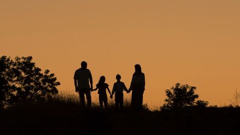 Family Sillouhette, Happy Family Aesthetic, Happy Family Images, Happy Family Pictures, Happy Family Photos, Lucy Score, Family Silhouette, Silhouette Family, Family Hug