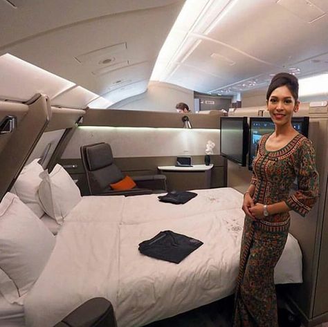 Singapore Air First Class Suite First Class Plane, Jets Privés De Luxe, Private Jet Interior, Flying First Class, Luxury Jets, First Class Flights, Luxury Private Jets, Private Plane, Design Blogs