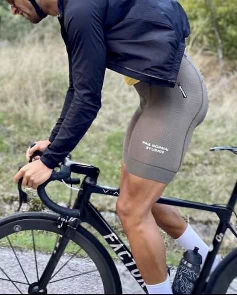 Cycling Outfit Men, Mens Cycling Clothes, Cycling Attire, Cycling Inspiration, Superenge Jeans, Cycling Photography, Bike Training, Bicycle Mountain Bike, Lycra Men