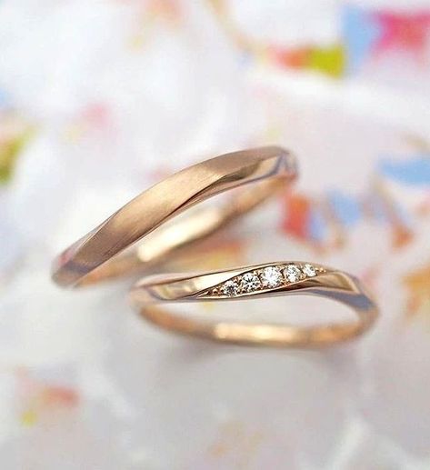 Simple Wedding Bands His And Hers, Couple Rings Design Unique, خواتم خطوبة, Wedding Rings Sets His And Hers, Couple Ring Design, Wedding Rings Art, Gold Wedding Bands, Engagement Rings Couple, Marriage Ring