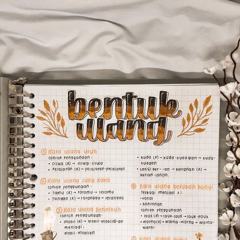 Judul Lettering, Judul Catatan Aesthetic, Boju Journal, Collage Scrapbook Layouts, School Book Covers, Student Hacks, Medical School Essentials, School Organization Notes, Pretty Notes