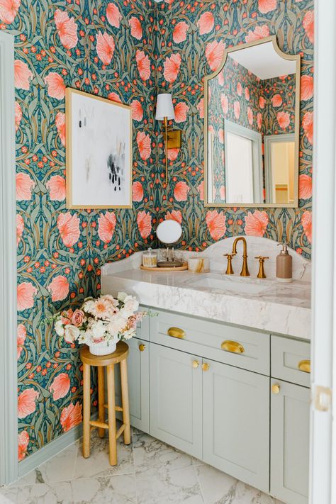 Funky Home Wallpaper, Colorful Home Wallpaper, Colorful House Interior Ideas, Dreamy Interiors, Colorful Walls, Bathroom Wallpaper Ideas, Green Vanity, Floral Bathroom, Surprise Surprise