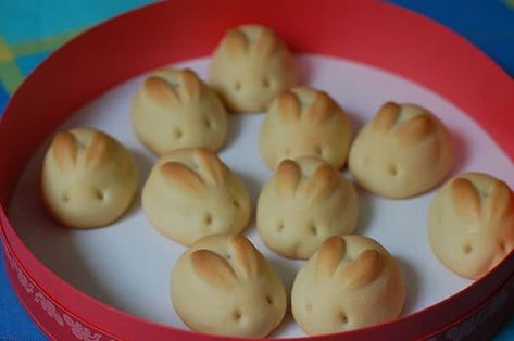 Food Too Cute to Eat ~ https://steamykitchen.com Bunny Rolls, Bunny Bread, Bunny Cookies, Easter Dinner, Japanese Sweets, Bread Rolls, Dinner Rolls, Easter Recipes, Cute Food