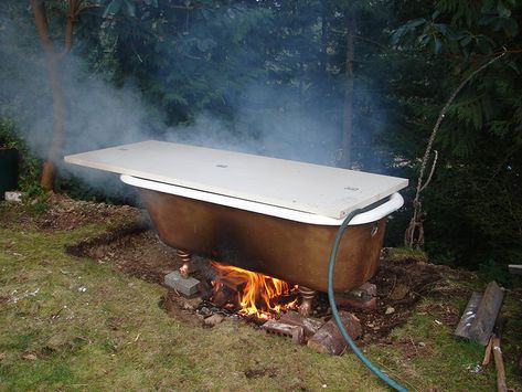 Poor Mans Hot Tub, Outdoor Clawfoot Tub, Bathtub Pictures, Garden Bathtub, Moderne Have, Old Bathtub, Diy Hot Tub, Outdoor Bathtub, Outdoor Tub