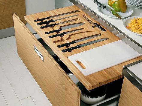 in-draw-horizontal-knife-block-wood-chopping-board Husbil Makeover, Organiser Cucina, Kabinet Dapur, Space Saving Kitchen, Decor Studio, Knife Storage, Diy Drawers, Trendy Kitchen, House Kitchen