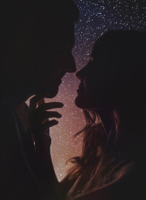 Night Sky Couple, Couple Under The Stars, Couple Matching Wallpaper Aesthetic, Silhouette Of Couple, Sky Of Stars, Night Engagement Photos, Stars Anime, Starry Wedding, Wedding Photoshoot Props