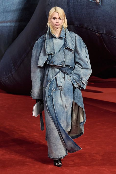 Diesel Fall 2022 Ready-to-Wear Collection | Vogue Silhouette Mode, Diesel Fashion, Runway Magazine, Denim Trench Coat, Diesel Denim, Estilo Denim, Coat Outfit, Denim Wear, Denim Trends