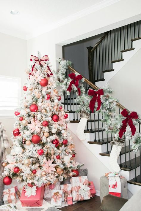 Christmas Tree Red Decoration #Christmasdecor #Christmas #red #reddecor #decorhomeideas Glam Christmas Tree, Flocked Christmas Trees Decorated, Red Christmas Decor, Glam Christmas, Deco Rose, Christmas Tablescape, White Christmas Trees, Christmas Tree Inspiration, Red Christmas Tree