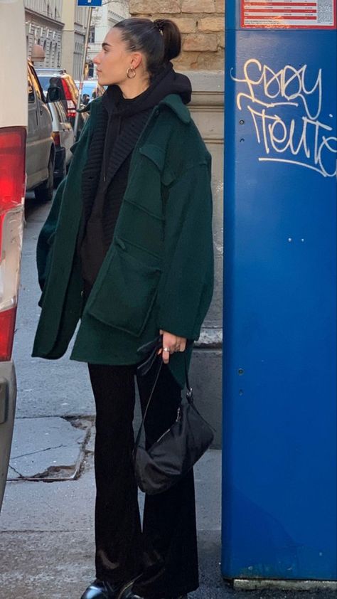 Dark Green Outfit Color Combos, Dark Green Coat Outfit, Green Winter Jacket Outfit, Dark Green Jacket Outfit, Dark Green Outfit Aesthetic, Dark Green Outfit Ideas, Dark Green Outfits, Dark Green Leather Jacket, Green Coat Outfit