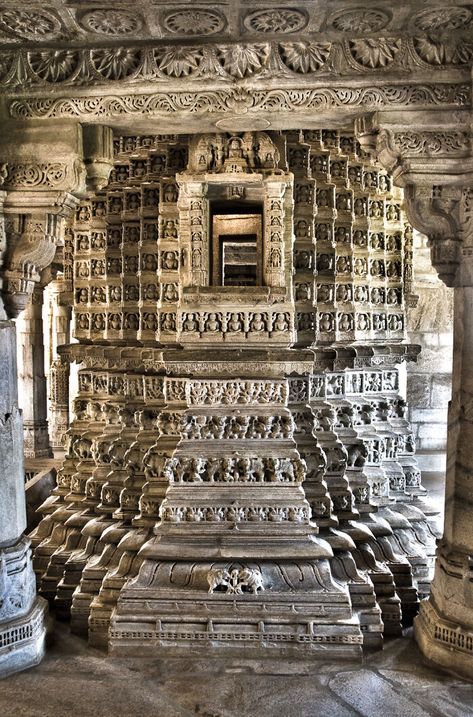 Intricate Ancient Masterpieces That You Can Only Appreciate When You Zoom In (30 Pics) Temple Sculpture Indian, Ranakpur Jain Temple, Historical Sculptures, Ancient Indian Art, Indian Temple Architecture, Ancient Houses, India Architecture, Ancient Indian Architecture, Hindu Temples