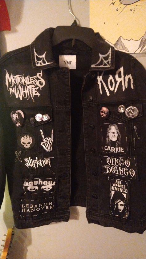 Metal Head Jacket, Emo Denim Jacket, Patch Jacket Ideas Punk, Painted Battle Jacket, Battle Jacket Ideas Metal, Goth Denim Jacket, Goth Battle Vest, Goth Patch Jacket, Battle Jacket Outfit