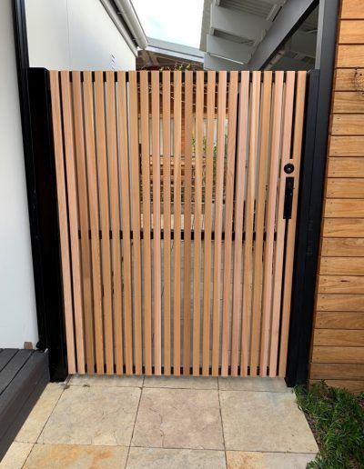 Mid Century Modern Driveway Gates, Vertical Gate Design Modern, Tall Garden Gates Wooden, Modern Garden Gate, Garden Gates Wooden, Wood Garden Gate, Modern Gates, Wooden Gate Designs, Trellis Gate