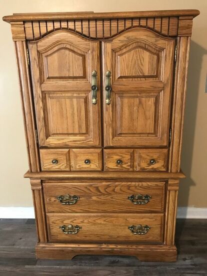 We love furniture upcycles and this is one of the best painted furniture makeover ideas. This Farmhouse cabinet transformation is truly one of a kind. Perfect for decorating your kitchen or living room. Farmhouse Hutch Makeover, Farmhouse Armoire, Cabinet Update, Vintage China Cabinets, Farmhouse Cabinet, Painted China Cabinets, Chalk Paint Makeover, Armoire Cabinet, Rural Community